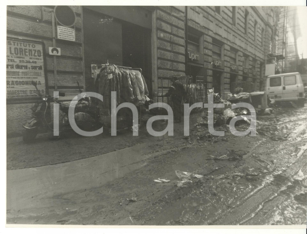 Fotografia d epoca originale 1990 ca GENOVA Via XX Settembre  Danni causati dall alluvione Foto 24x18 1