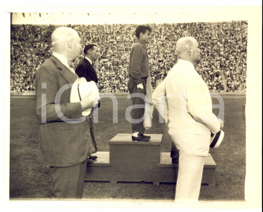 Fotografia d epoca originale 1932 LOS ANGELES Olympic Games  Premiazione maratoneta Juan Carlos ZABALA Foto 1