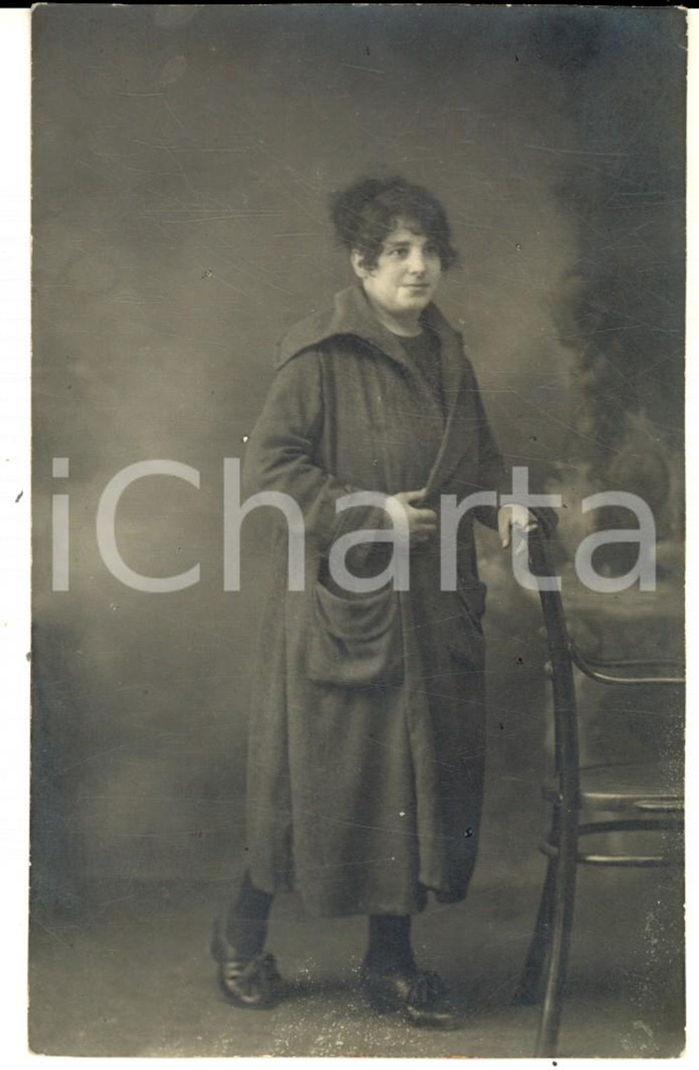 Fotografia d epoca originale 1921 GENOVA BOLZANETO Ritratto di donna con mantella  Foto cartolina VINTAGE 1