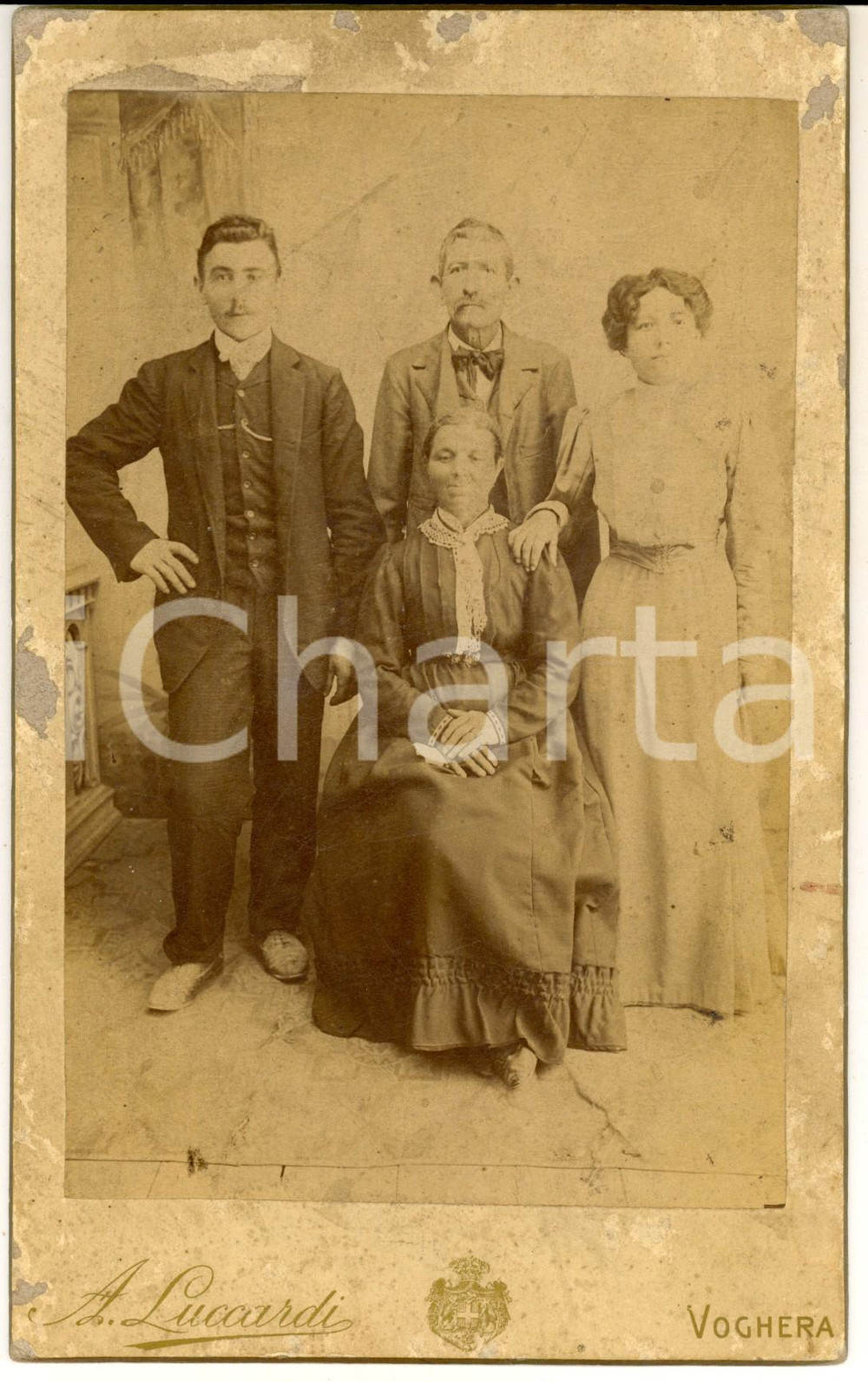 Fotografia d epoca originale 1910 ca VOGHERA Ritratto di una famiglia Fotografia A. LUCCARDI 13x21 cm 1