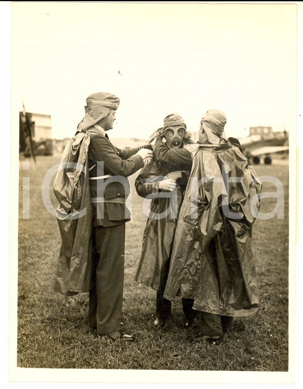 Fotografia d epoca originale 1940 ca BENSON Military Aerodrome  Antigas uniform for the R.A.F. Photo 15x20 1