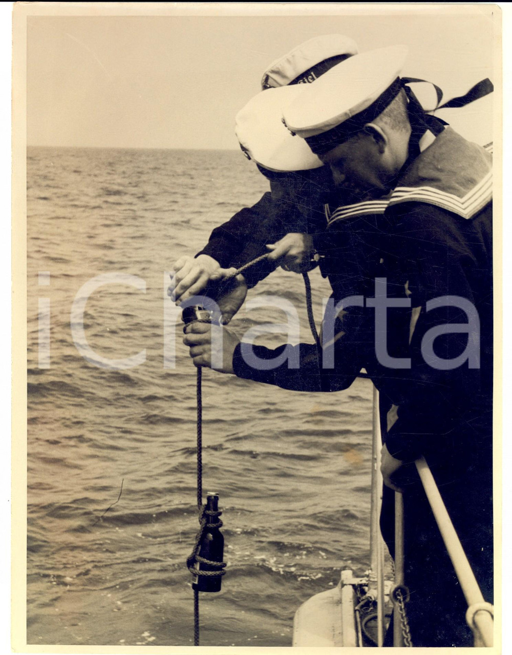 Fotografia d epoca originale 1935 ca GERMANY MARINE SPY ? Message in a bottle  Photo VINTAGE 18x24 cm 1
