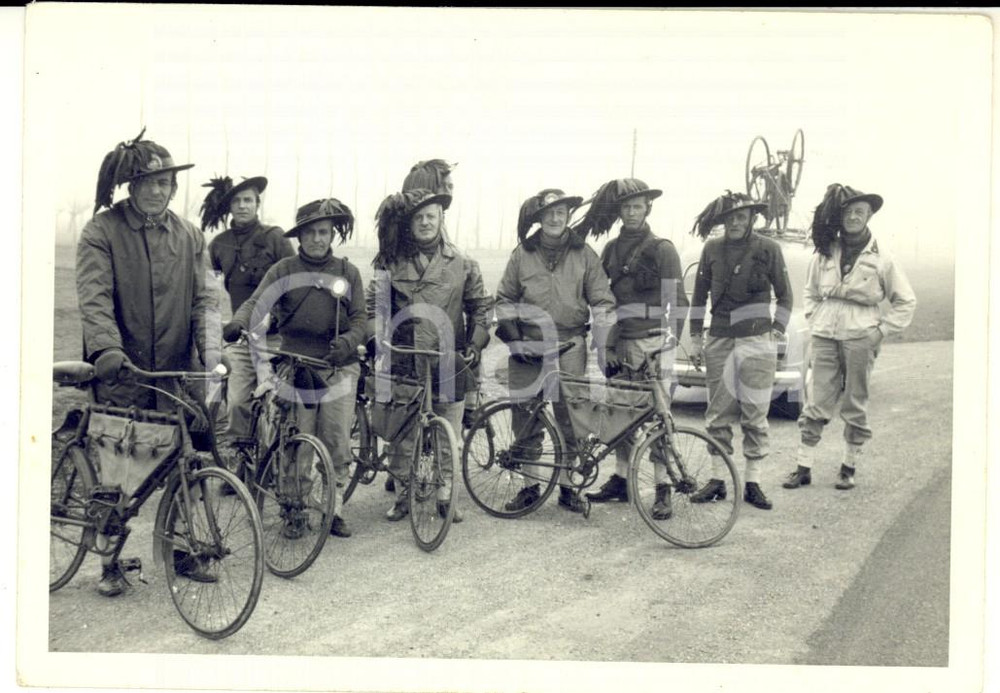 Fotografia d epoca originale 1960 ca ITALIA Raduno di ex Bersaglieri Ciclisti  Foto VINTAGE 13x9 cm 1