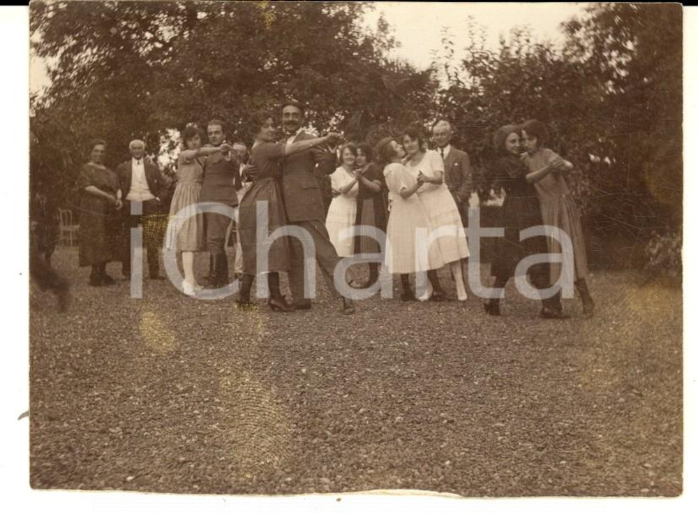 Fotografia d epoca originale 1920 ca ITALIA Una festa danzante in giardino  Fotografia VINTAGE 10x7 cm 1