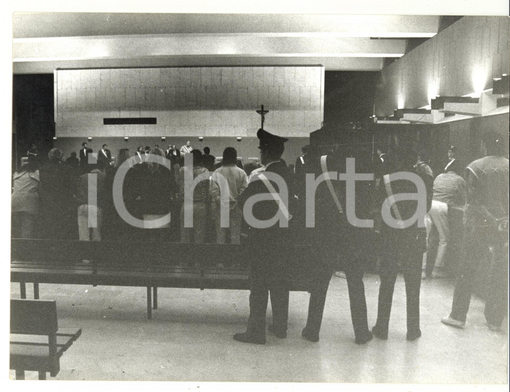 Fotografia d epoca originale 1994 GENOVA Palazzo di Giustizia  Carabinieri al processo Foto VINTAGE 24x18 1