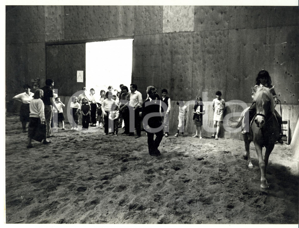 Fotografia d epoca originale 1990 ca GENOVA Bambini a lezione di equitazione Foto VINTAGE 24x18 cm 1