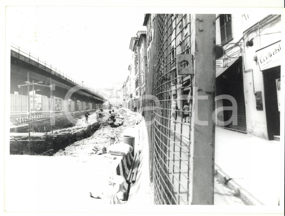 Fotografia d epoca originale 1996 GENOVA Via Gramsci  Operai al lavoro nel cantiere stradale Foto VINTAGE 1
