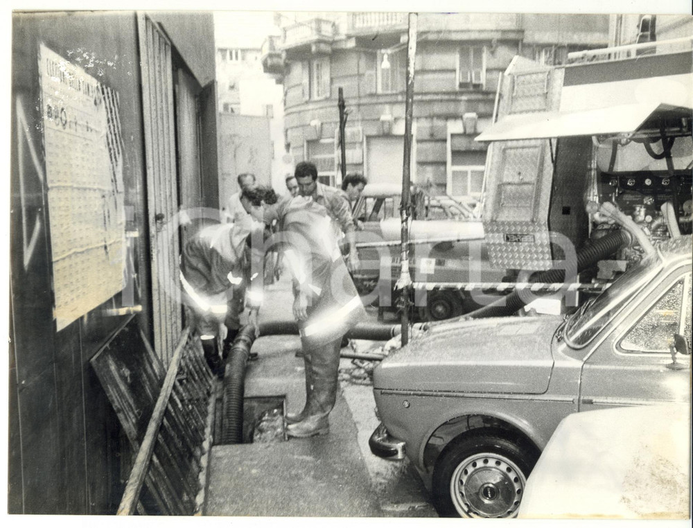 Fotografia d epoca originale 1990 ca GENOVA Ditta di spurghi al lavoro Foto VINTAGE 24x18 cm 1