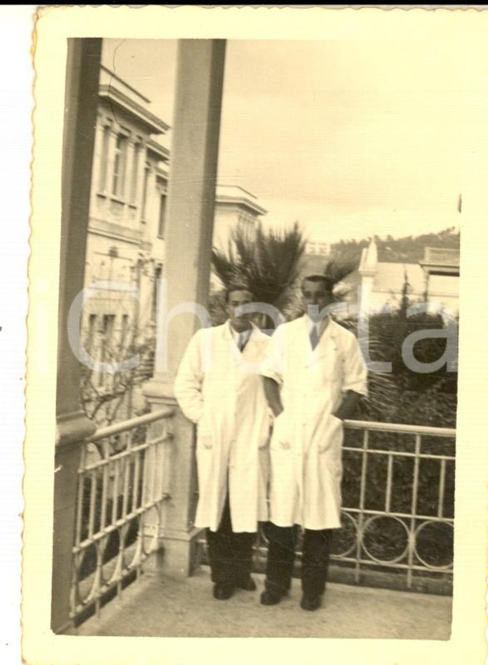 1941 GENOVA OSPEDALE Dottori DACHA' e TROMPEO al balcone - Foto 7x10 cm