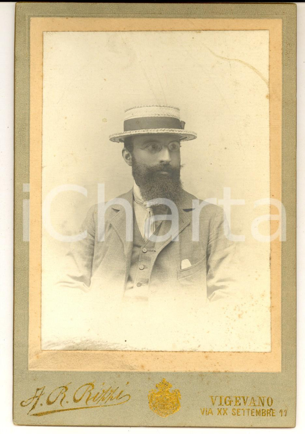 Fotografia d epoca originale 1900 ca VIGEVANO Ritratto maschile con cappello in paglia  Foto A. R. RIZZI 1