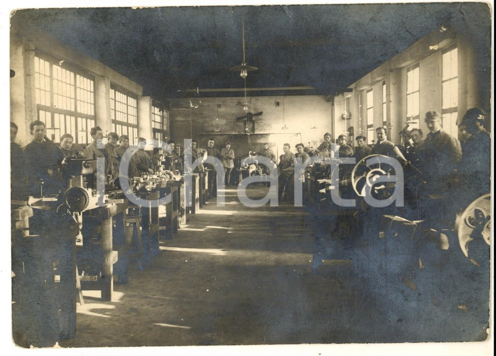Fotografia d epoca originale 1920 ca REGIO ESERCITO Militari in officina con macchine per cucire Foto RARA 1
