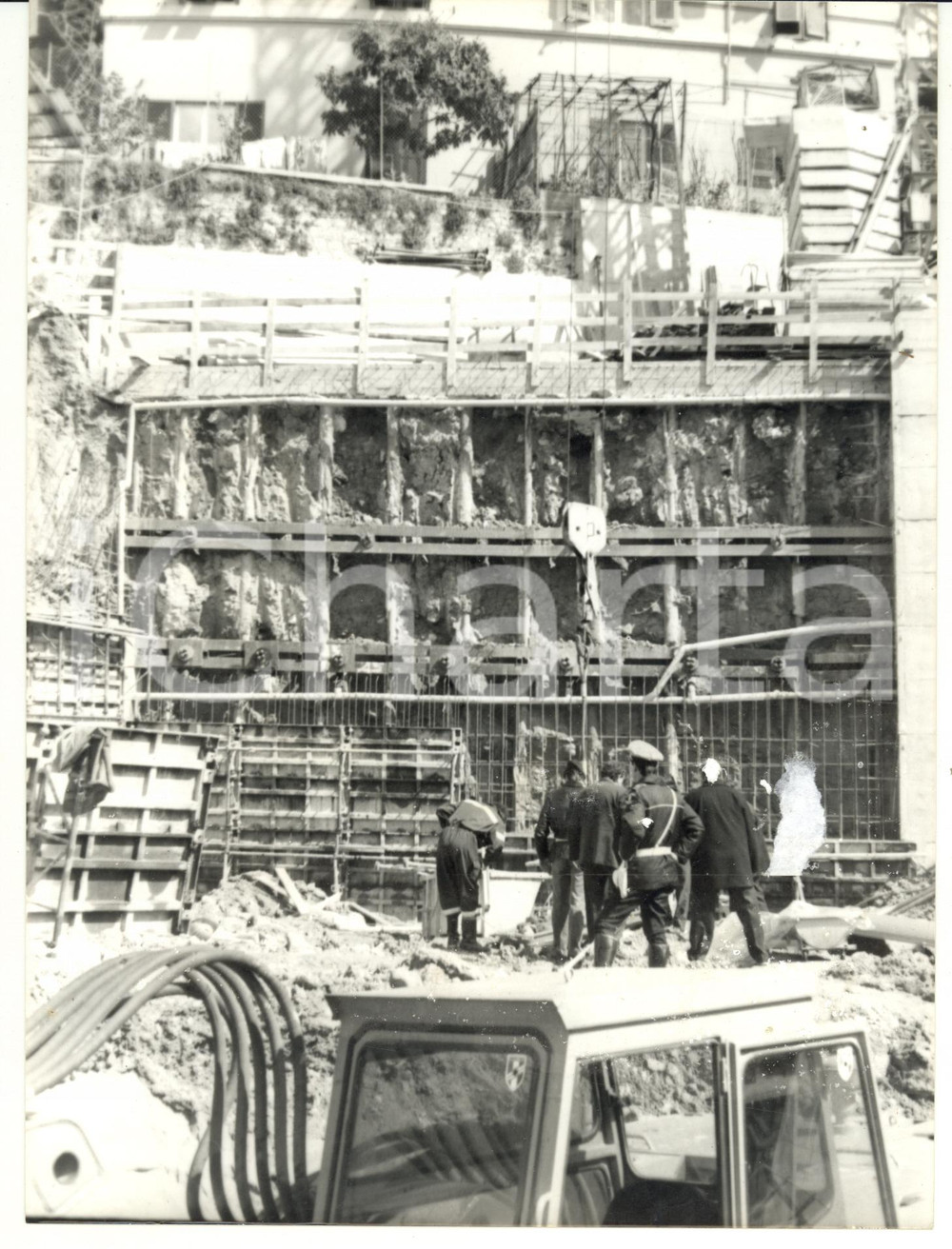 Fotografia d epoca originale 1993 GENOVA Carabinieri assistono alla demolizione di un cantiere Foto VINTAGE 1