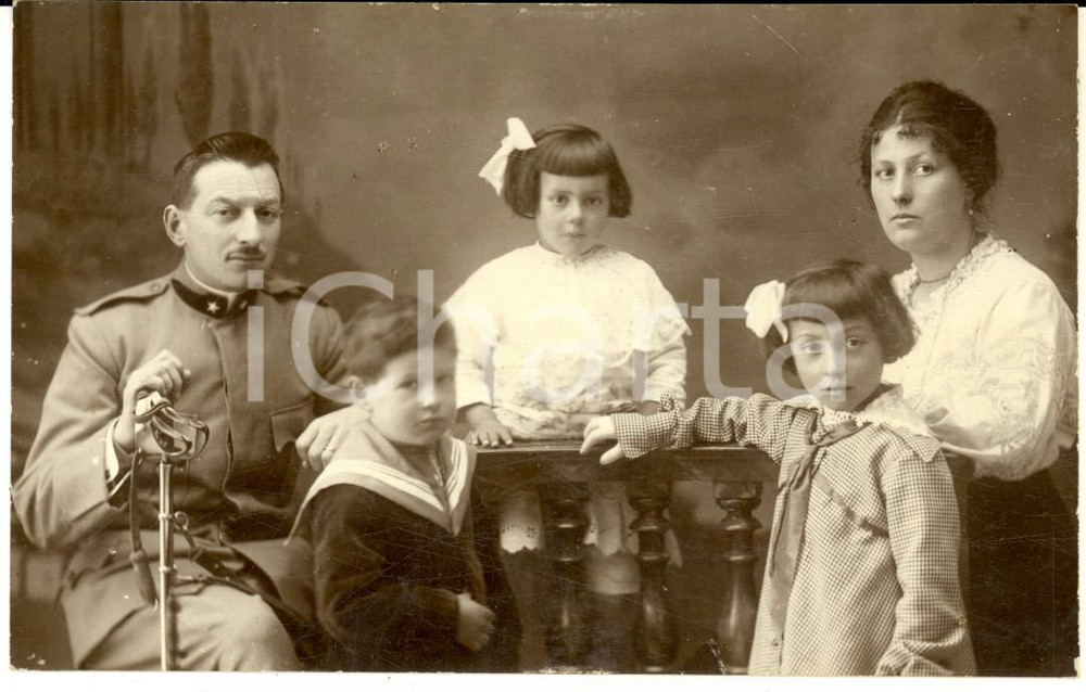 Fotografia d epoca originale 1910 ca ITALIA Ritratto di un ufficiale con la famiglia Foto cartolina VINTAGE 1