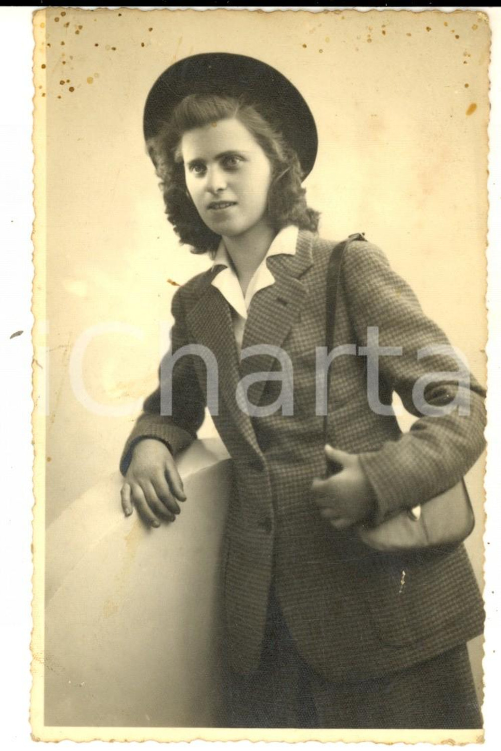 Fotografia d epoca originale 1942 SAVIGLIANO Ritratto di giovane studentessa Foto cartolina BIANZENO 1