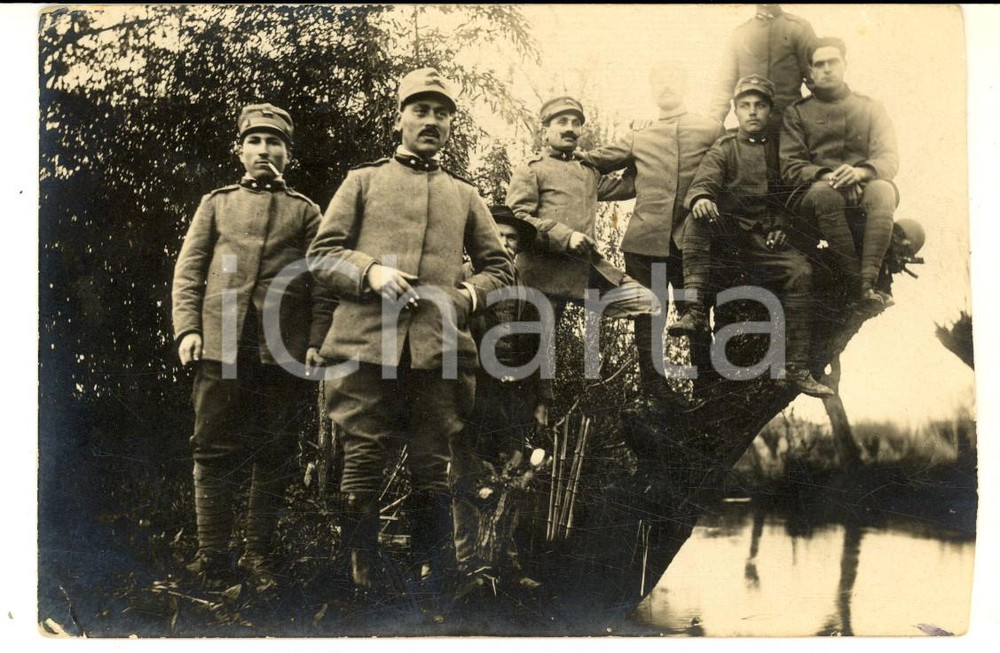 Fotografia d epoca originale 1915 ca WW1 ZONA DI GUERRA Pattuglia di fanteria in zona paludosa FOTO VINTAGE 1