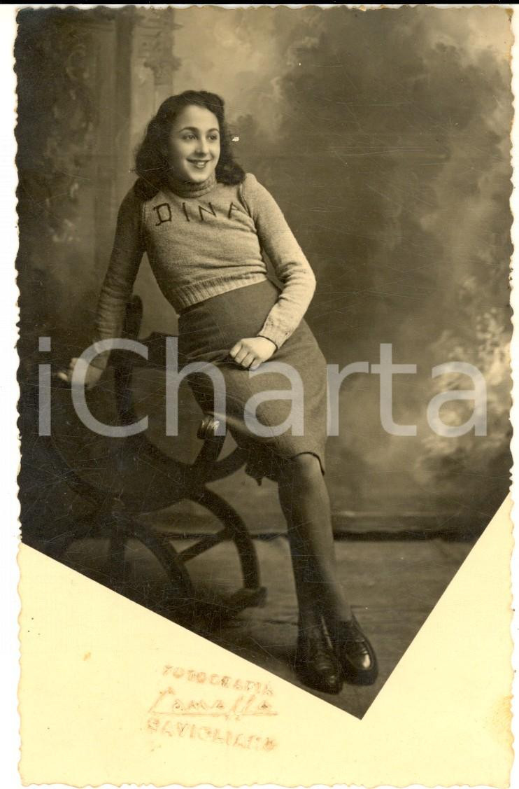 Fotografia d epoca originale 1940 ca SAVIGLIANO Ritratto di donna con il nome sulla maglia Foto CAMASSO 9x14 1