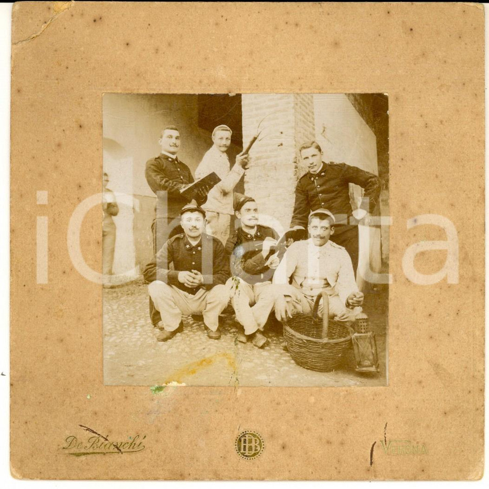 Fotografia d epoca originale 1900 ca VERONA Gruppo di ufficiali in una cascina Foto GOLIARDICA 13x13 1