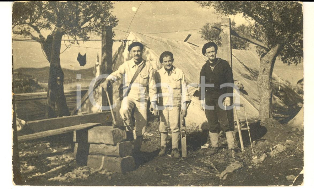 Fotografia d epoca originale 1942 WW2 ZONA DI GUERRA Ausiliari presso un accampamento Foto cartolina 1