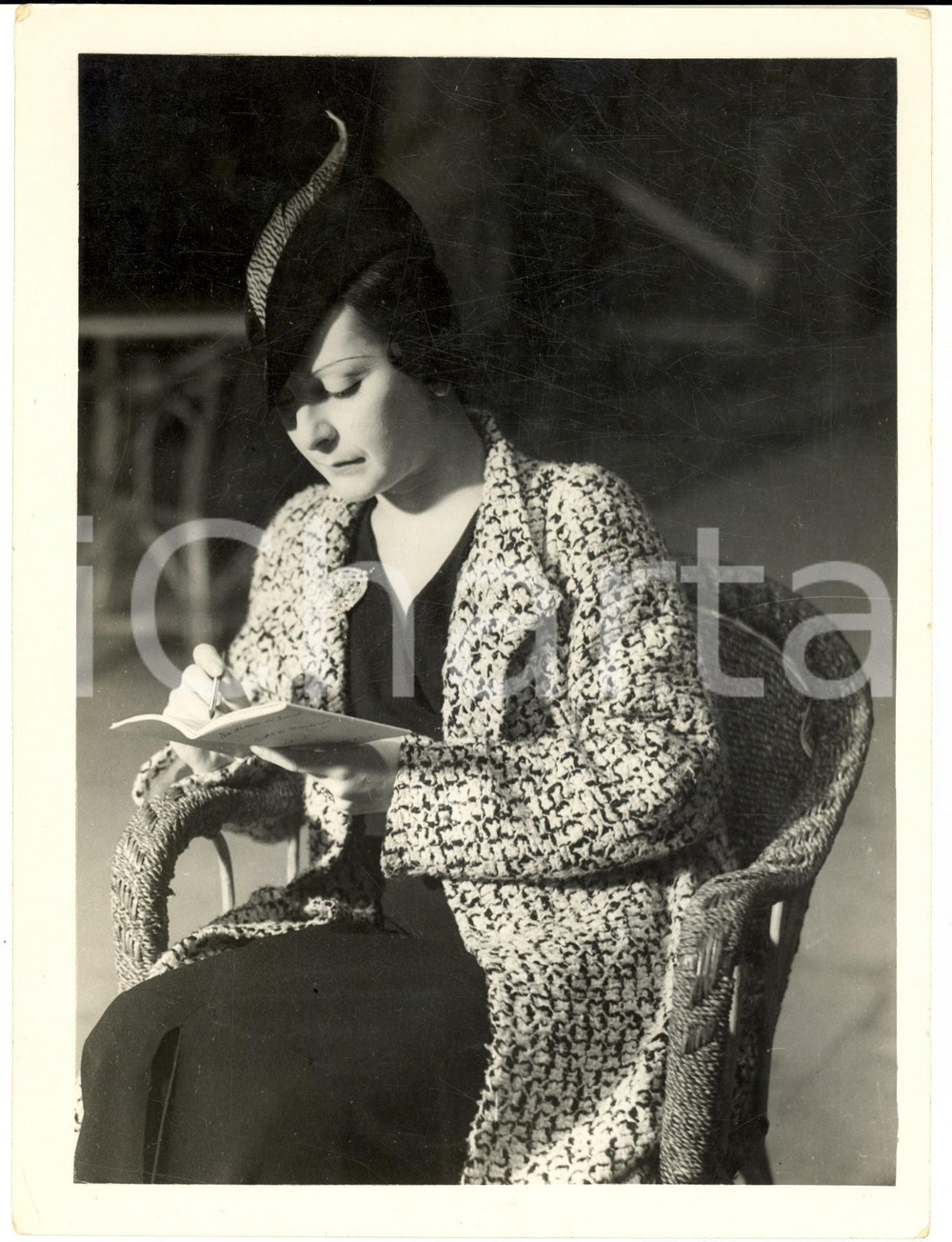 Fotografia d epoca originale 1940 ca TEATRO Ritratto di Laura CARLI con un nuovo copione Foto 18x24 cm 1