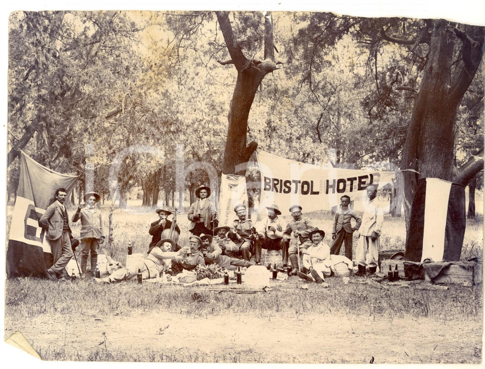 Fotografia d epoca originale 1910 ca AREA DI PECHINO / CHINA Militari con bandiere e striscione BRISTOL HOTEL 1