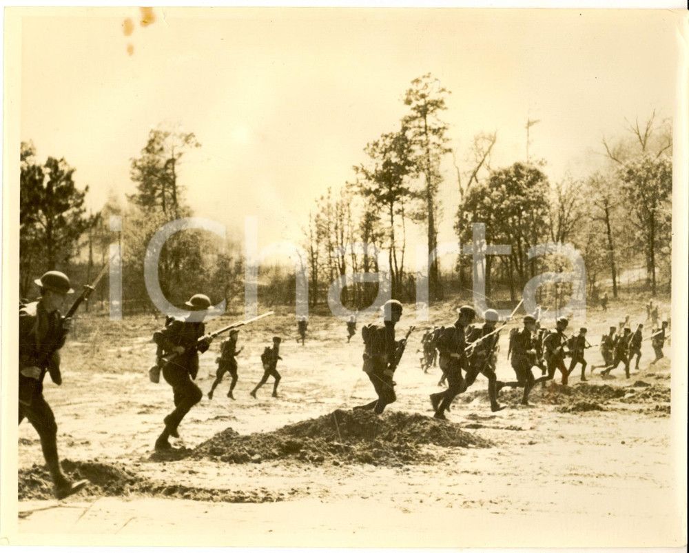 Fotografia d epoca originale 1935 ca FORT BENNING GA US ARMY School  Infantry advancing over open country 1