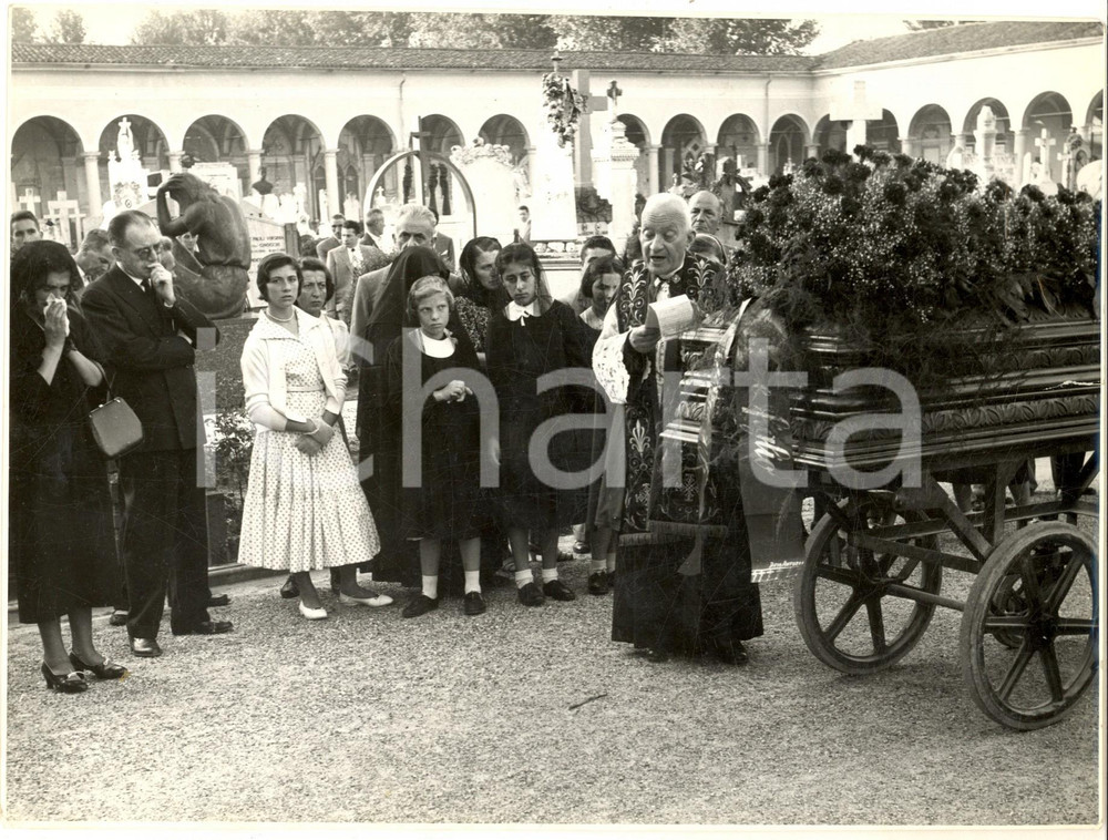 Fotografia d epoca originale 1960 ca Cimitero di CODOGNO  Corteo funebre  Fotografia F. SANSONI 24x18 cm 1