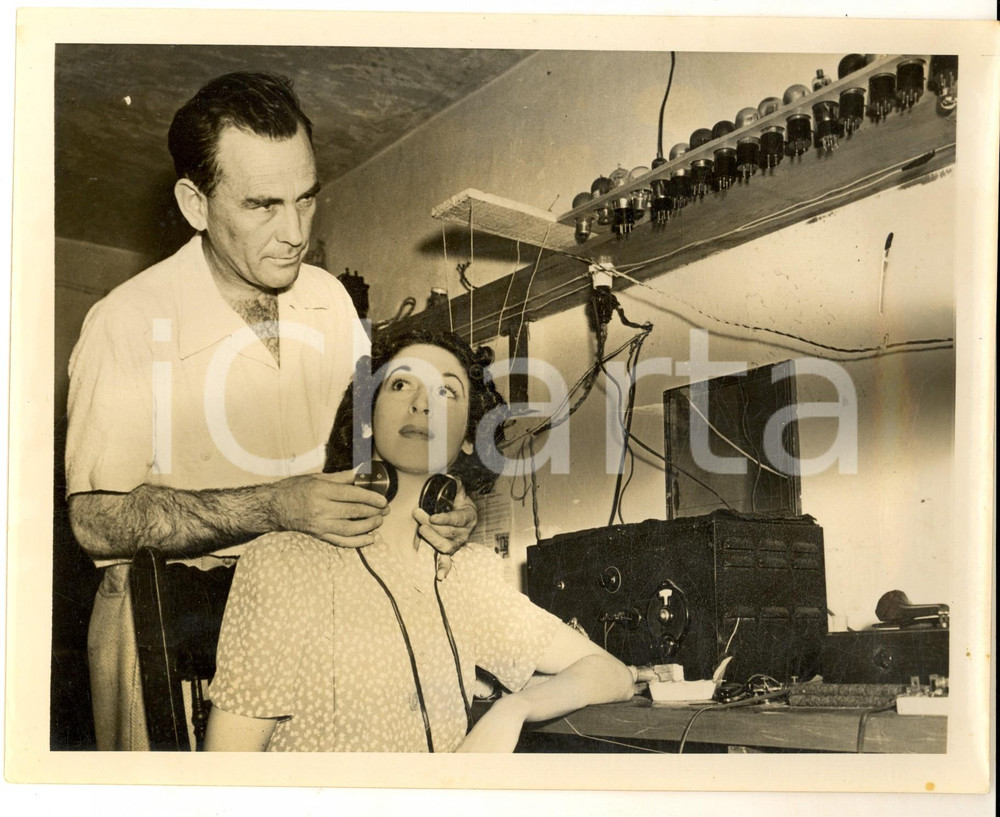 Fotografia d epoca originale 1935 ca USA Gilbert WRIGHT with a device that makes inanimate objects talk 1