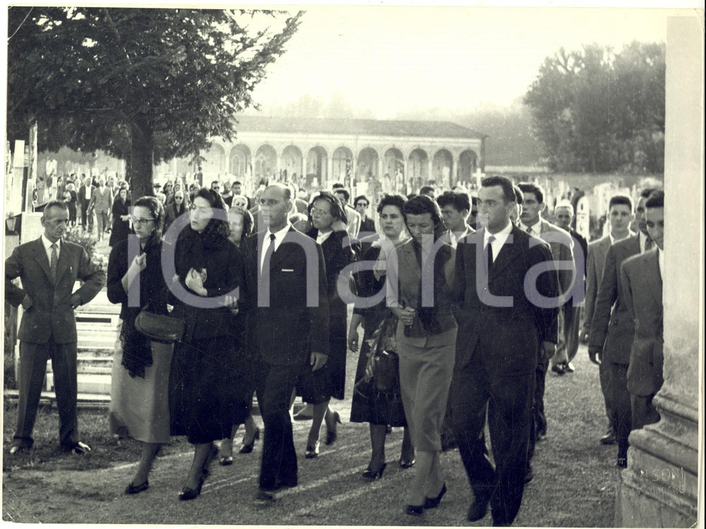 Fotografia d epoca originale 1960 ca Cimitero di CODOGNO  Corteo funebre  Fotografia F. SANSONI 24x18 1