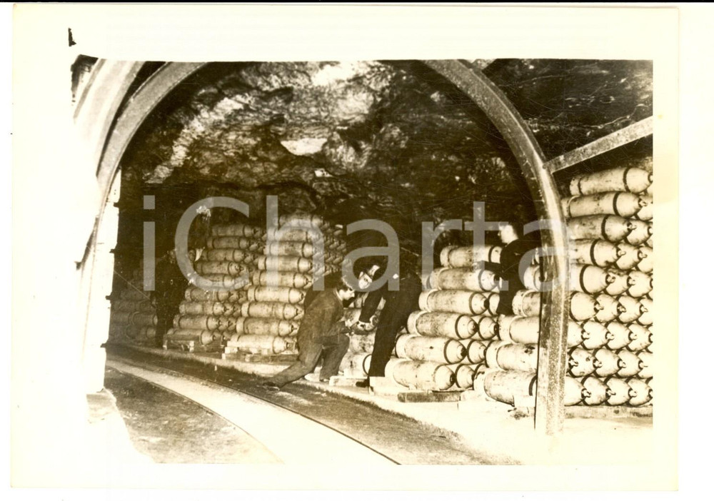 Fotografia d epoca originale 1941 WW2 ENGLAND Royal Air Force Bomb Store  Newlaideggs Photo 18x13 cm 1