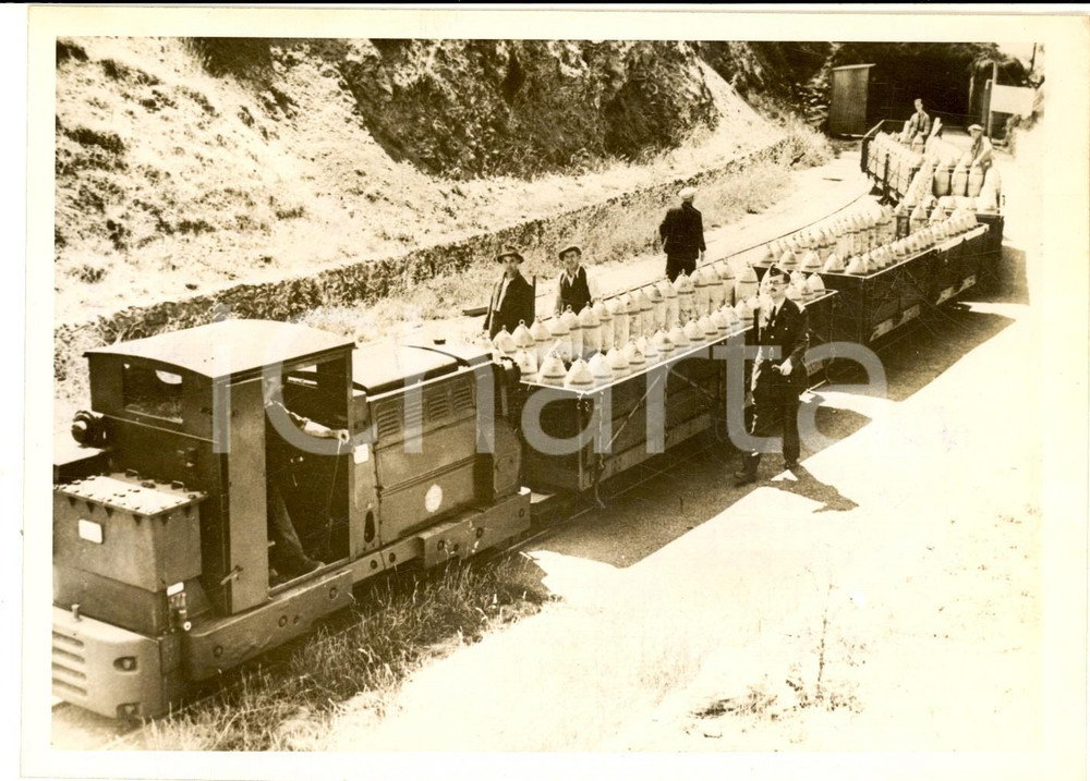 Fotografia d epoca originale 1941 WW2 ENGLAND Little trains leave a Royal Air Force Bomb Store Photo 18x13 1