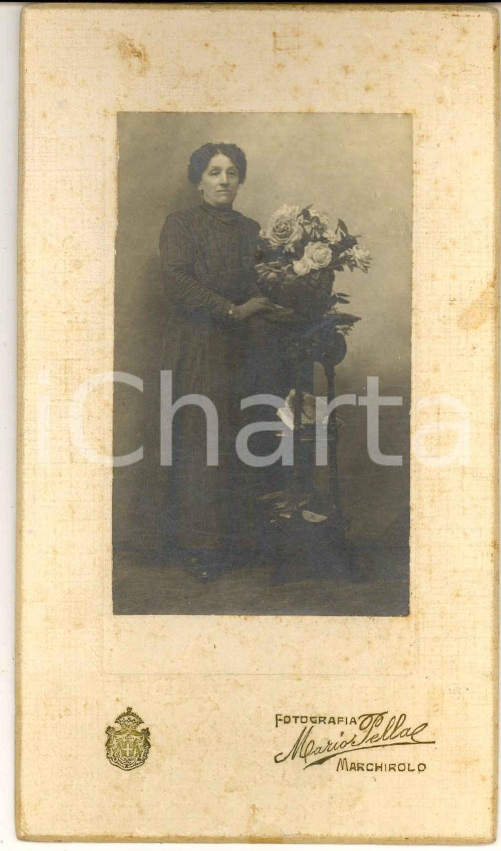 Fotografia d epoca originale 1900 ca MARCHIROLO Ritratto di donna con vaso di fiori  Foto PELLA 11x18 cm 1