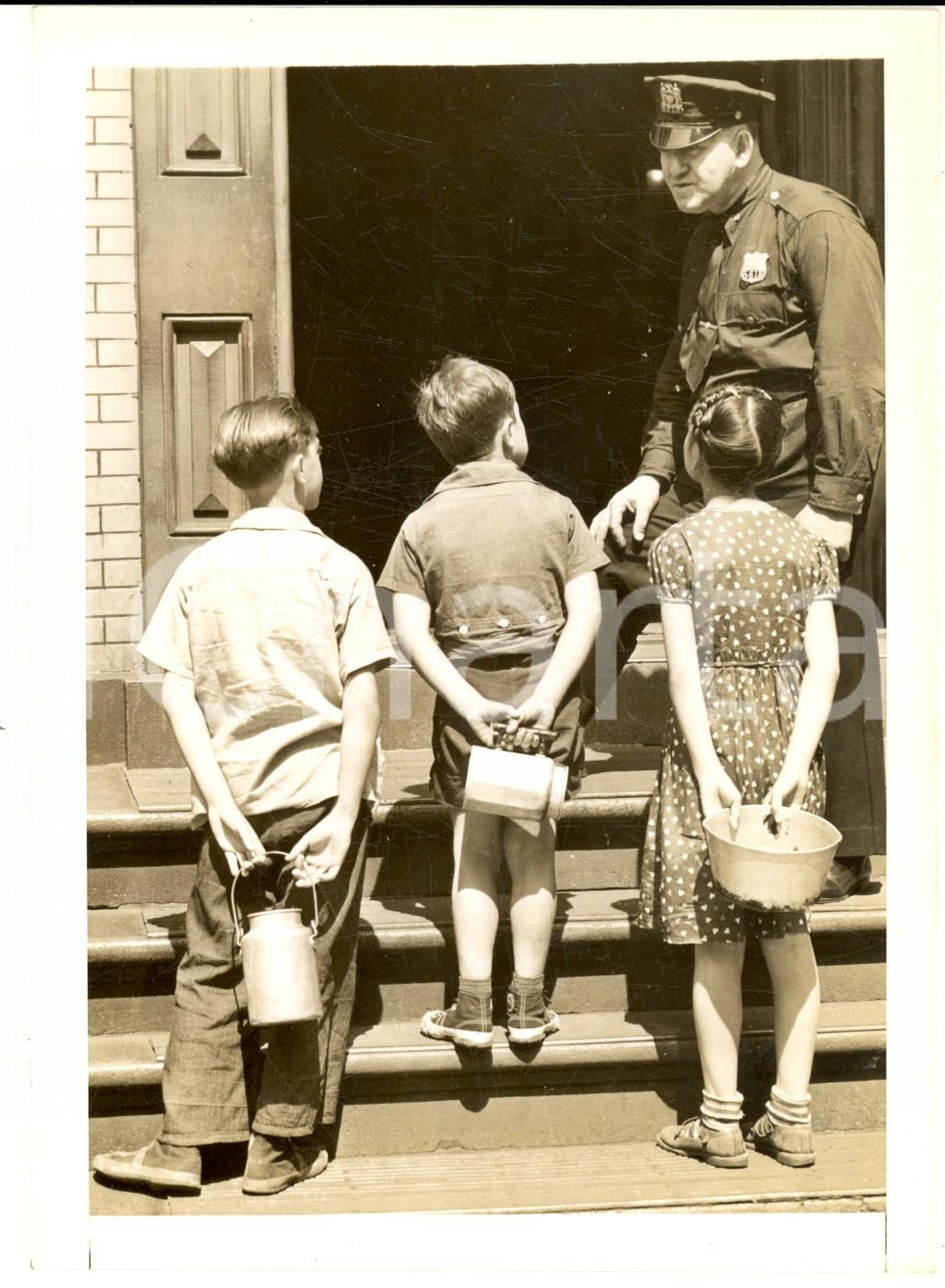 Fotografia d epoca originale 1941 NEW YORK CITY Youngsters searching old aluminum at police station Photo 1