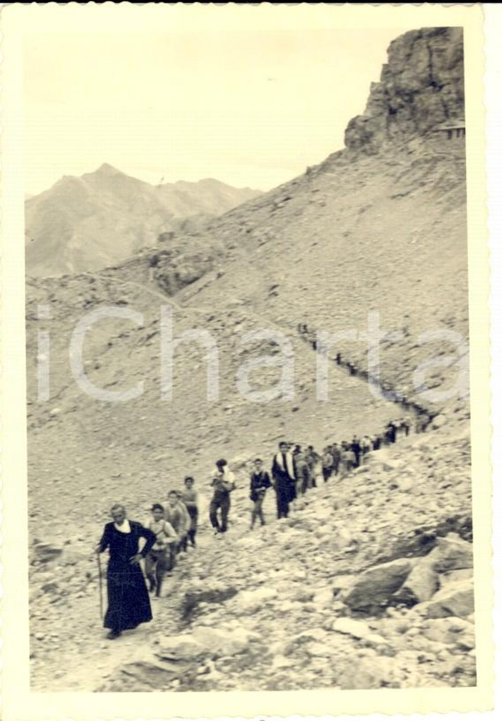 Fotografia d epoca originale 1940 ca TRENTINO ? ESCURSIONISMO  Parroco con una fila di giovani Foto 7x10 1