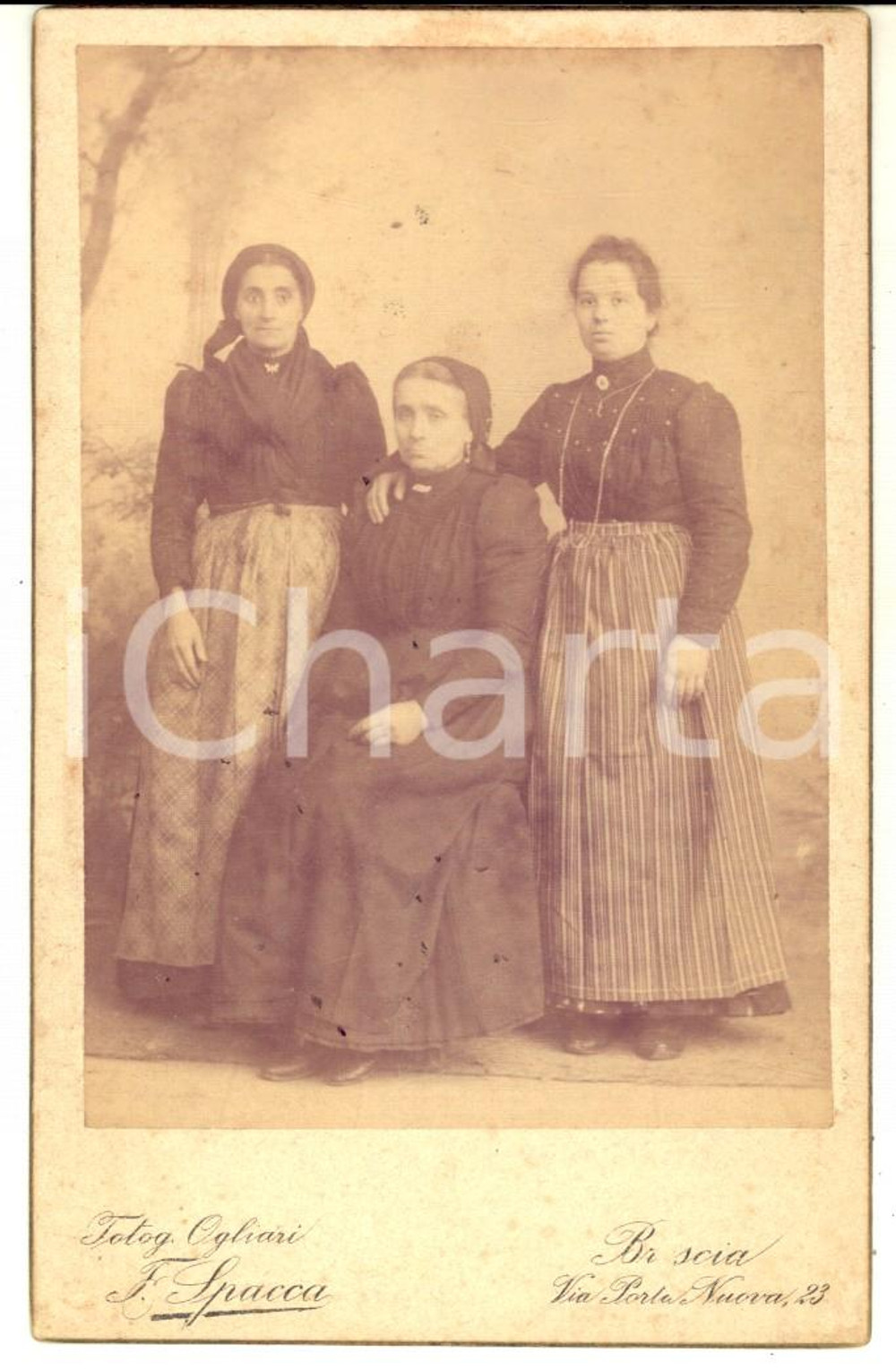 Fotografia d epoca originale 1910 ca BRESCIA Ritratto di tre donne in abiti contadini Foto SPACCA 8x13 cm 1