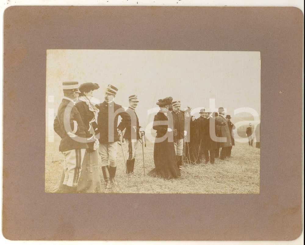 Fotografia d epoca originale 1900 ca IPPICA REGIO ESERCITO Ufficiali giudici in attesa con le mogli  Foto 1