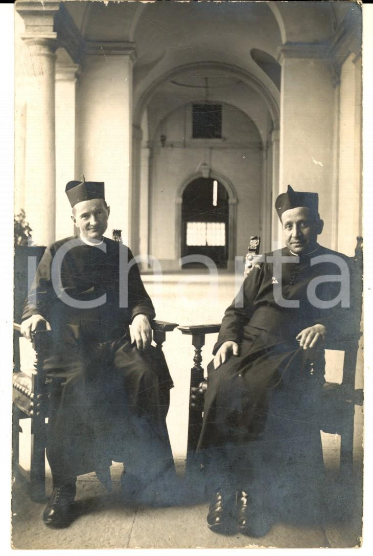 Fotografia d epoca originale 1922 RHO MI Ritratto di padre RONZONI e don Carlo REBUZZINI Foto cartolina 1