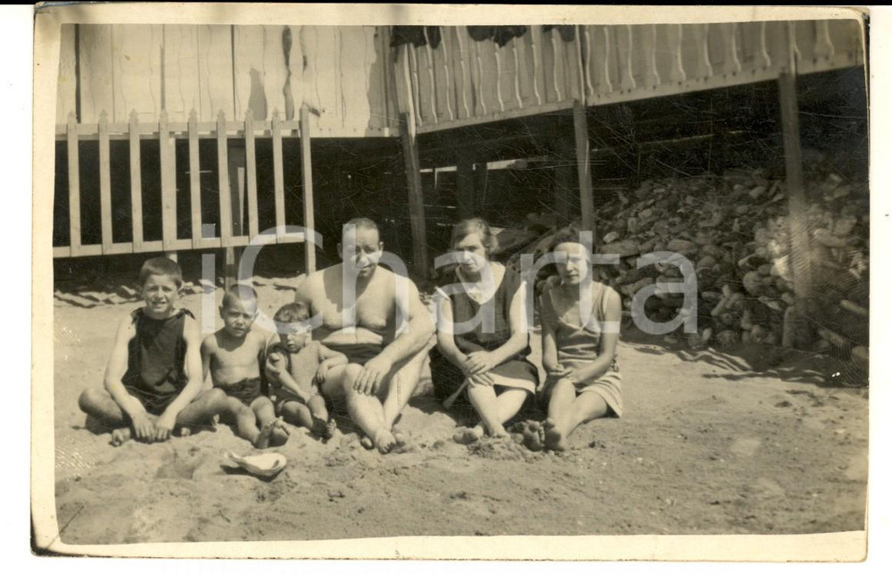 Fotografia d epoca originale 1930 SAVONA Ritratto di famiglia presso stabilimento balneare  Foto cartolina 1