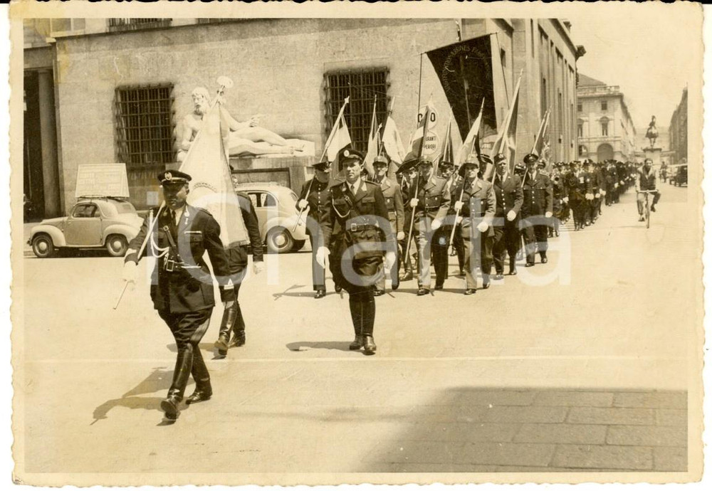 Fotografia d epoca originale 1940 ca TORINO Piazza Due Fontane  Corteo VagtfunktionÃ¦rernes Fagforening FOTO 1