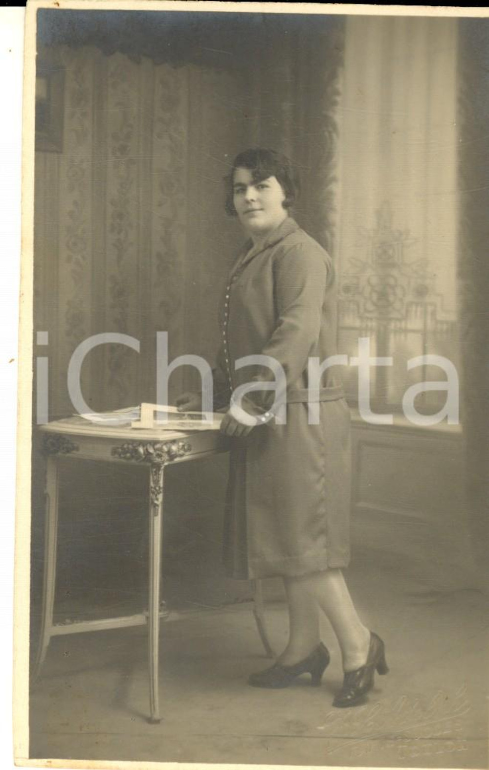 Fotografia d epoca originale 1930 ca PARIS Portrait de femme avec une revue  Photo J. L. ADOLPHE VINTAGE 1