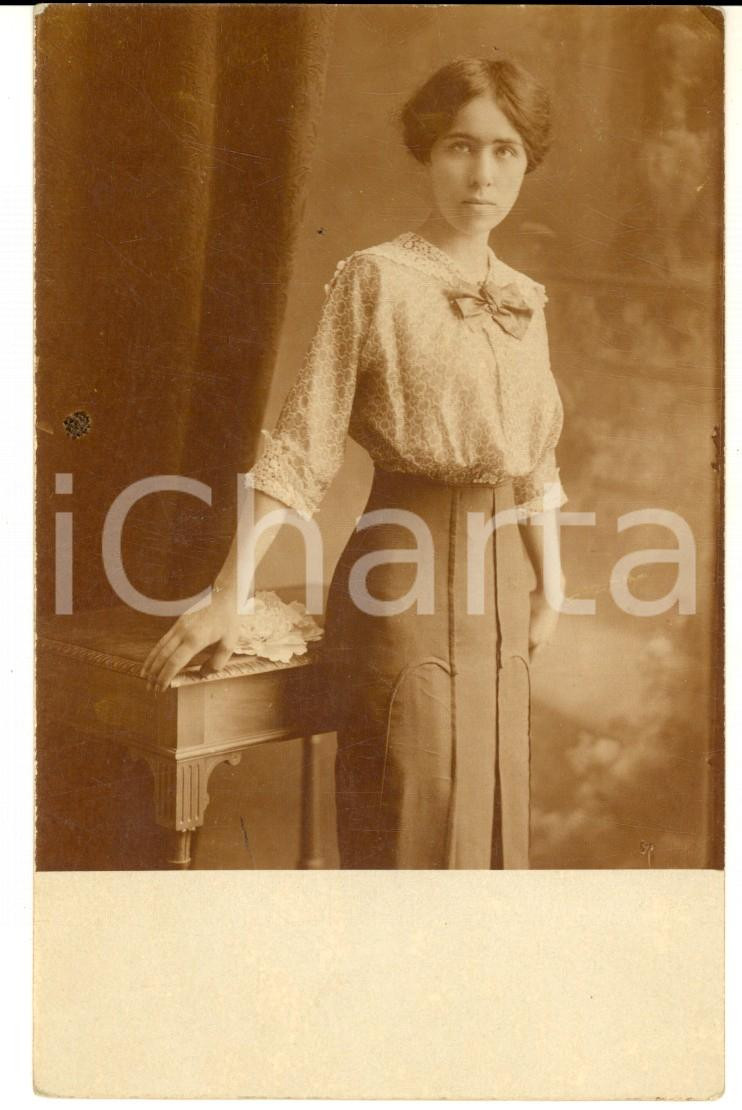 Fotografia d epoca originale 1912 ITALIA Ritratto di giovane donna in abito da giorno  Foto cartolina 1