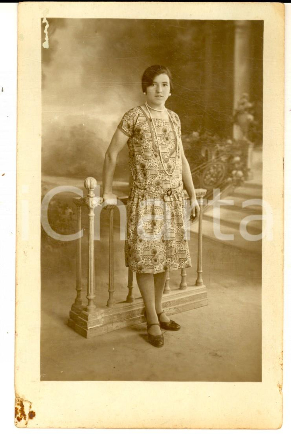 Fotografia d epoca originale 1925 ca FRANCE Portrait de jeune femme en robe de jour Photo carte postale 1