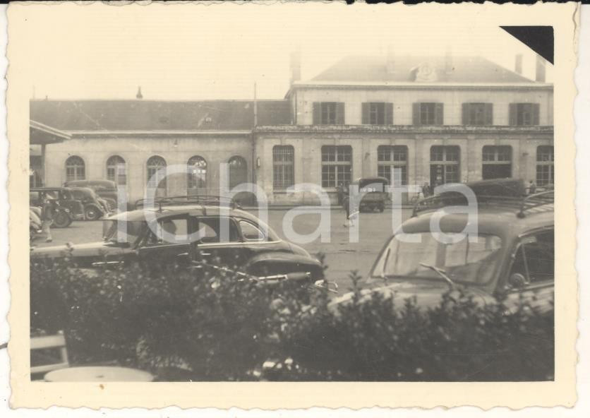 Fotografia d epoca originale 1954 CHATEAUROUX FRANCE Voitures et passagers à la gare Photo VINTAGE 10x7 cm 1