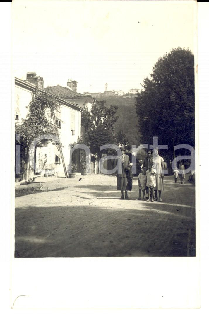 Fotografia d epoca originale 1926 DEGO SV Ritratto di famiglia in una stradina  Foto cartolina VINTAGE 1