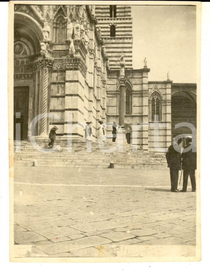 Fotografia d epoca originale Agosto 1921 Duomo di SIENA  Turisti in visita  Foto VINTAGE 9x11 cm 1