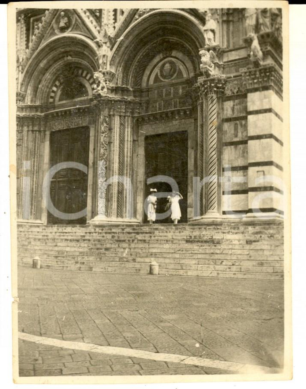 Fotografia d epoca originale 1921 Duomo di SIENA  Turiste presso il portale di ingresso  Foto VINTAGE 9x11 1