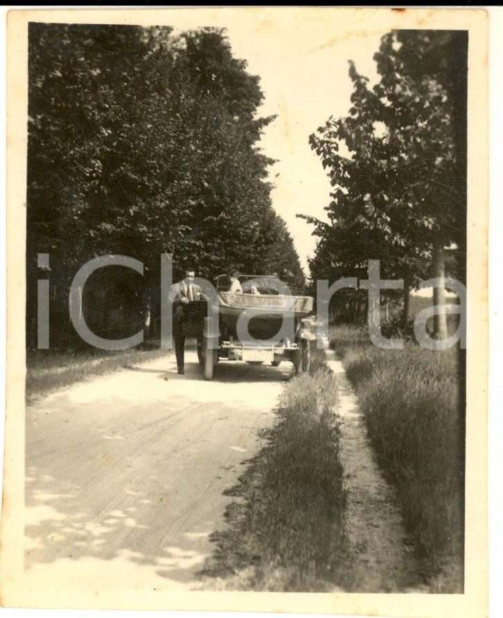 Fotografia d epoca originale 1925 ca ITALIA VILLA ZITA  Famiglia in automobile sul viale  Foto VINTAGE 9x11 1