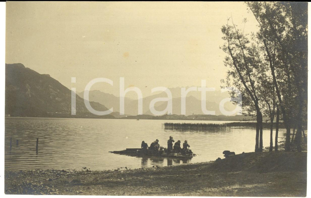 Fotografia d epoca originale 1920 ca LAGO DI PUSIANO Escursionisti in barca  Foto VINTAGE ARTISTICA 15x9 cm 1