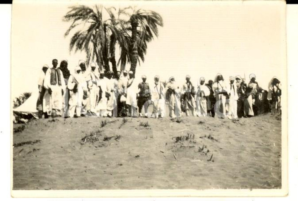 Fotografia d epoca originale 1928 CUFRA LIBIA Arrivo della mehalla  Guerrieri schierati  Foto 8x6 cm 1