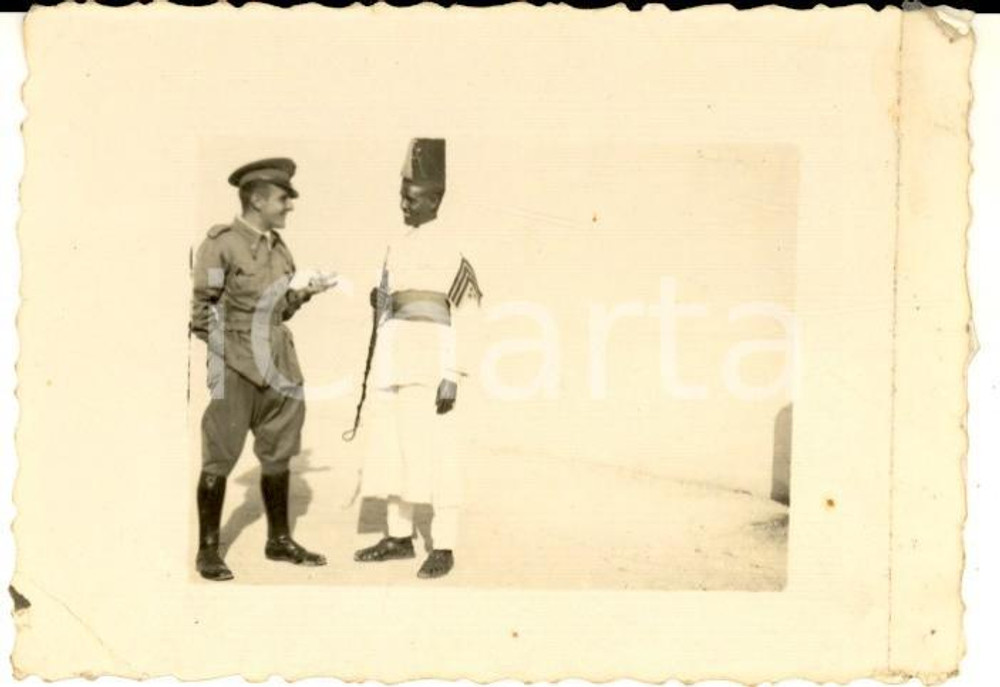 Dicembre 1936 TOBRUK (LIBIA) Ufficiale italiano con un ascaro - Foto 8x6