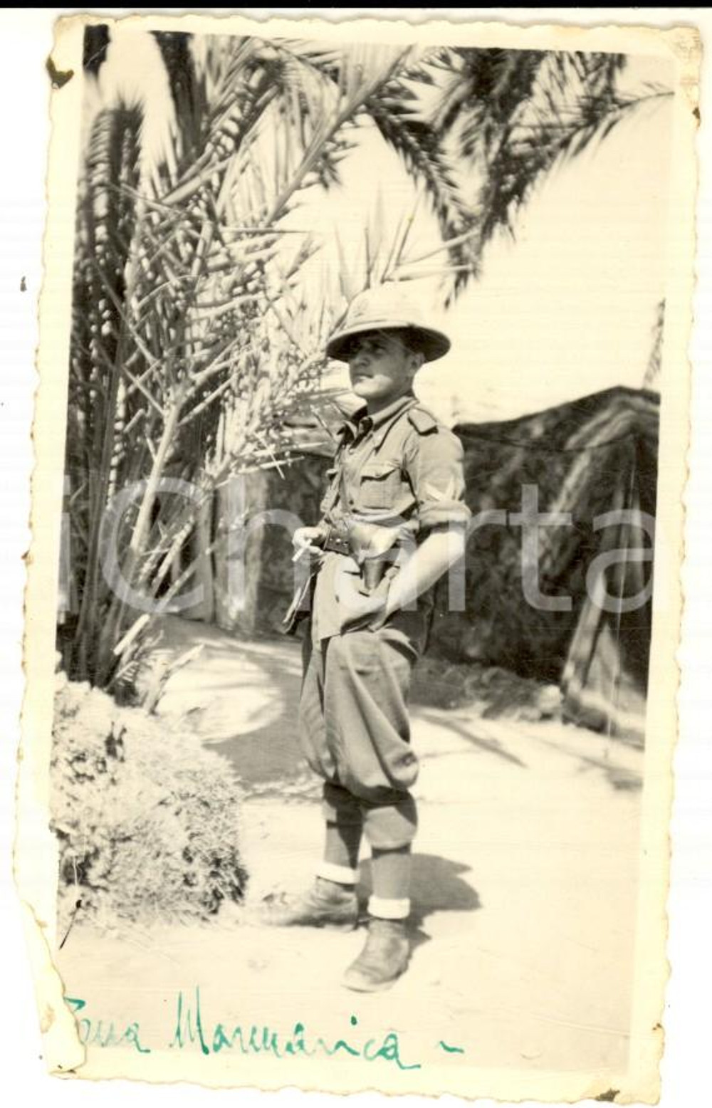 Fotografia d epoca originale 1936 MARMARICA / LIBIA Ufficiale italiano nella posa Me ne frego Foto 7x11 cm 1